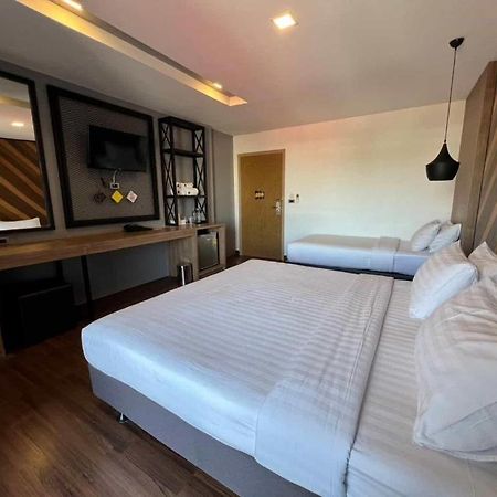 The Circle Hotel Бурирам Екстериор снимка