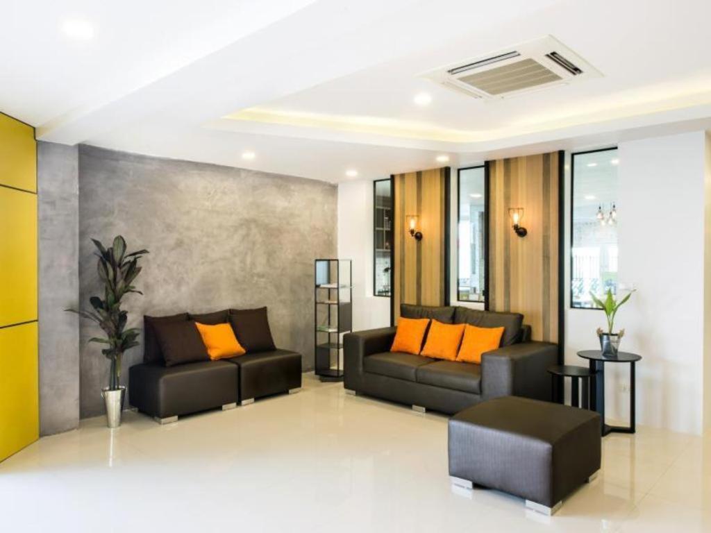 The Circle Hotel Бурирам Екстериор снимка
