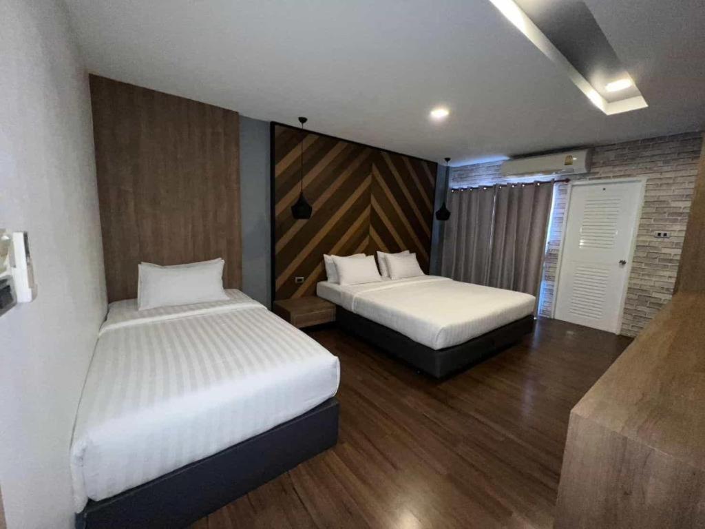 The Circle Hotel Бурирам Екстериор снимка