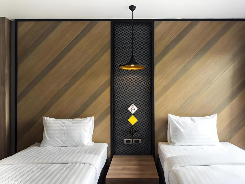 The Circle Hotel Бурирам Екстериор снимка