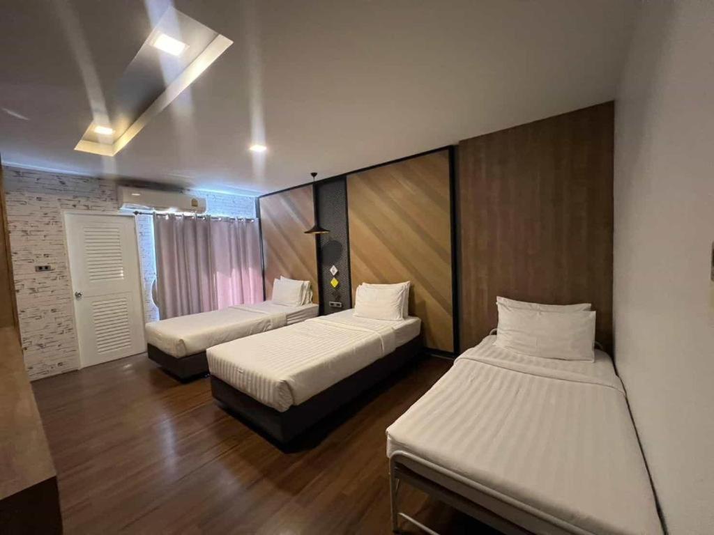 The Circle Hotel Бурирам Екстериор снимка