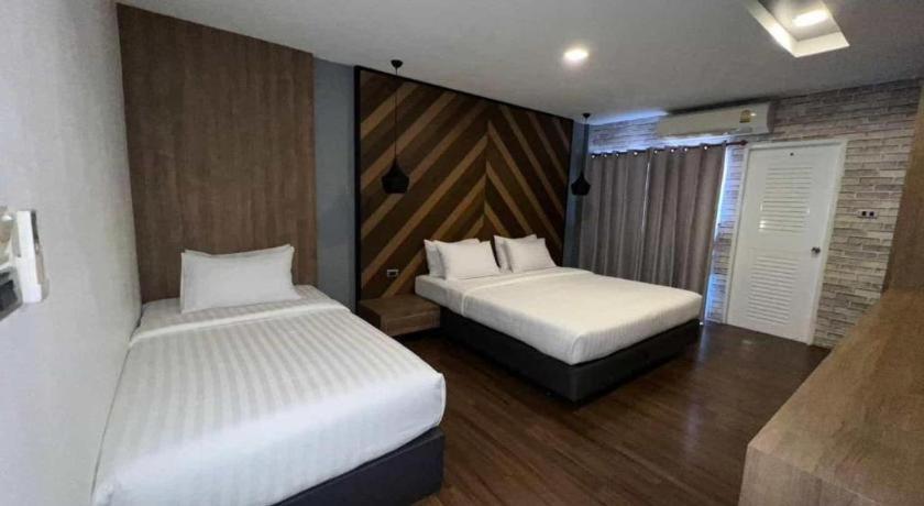 The Circle Hotel Бурирам Екстериор снимка