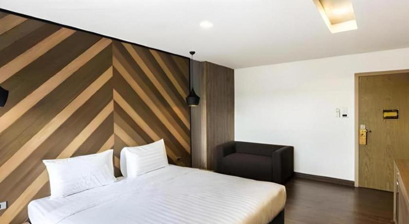The Circle Hotel Бурирам Екстериор снимка