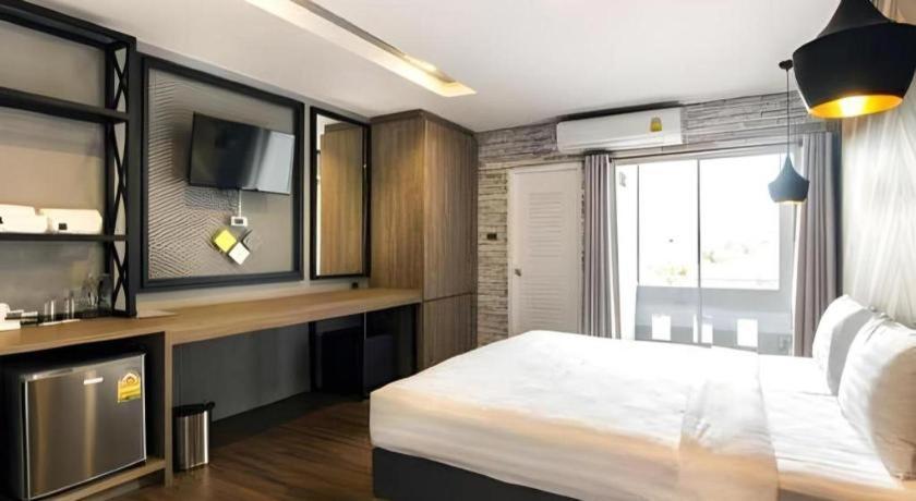 The Circle Hotel Бурирам Екстериор снимка
