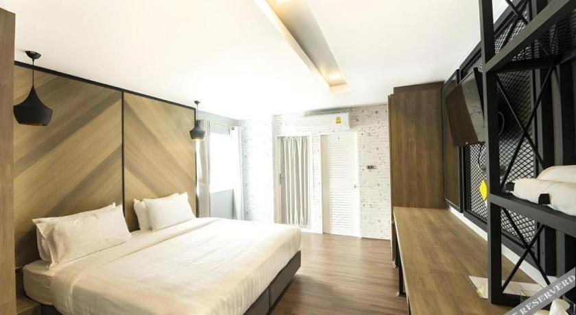 The Circle Hotel Бурирам Екстериор снимка