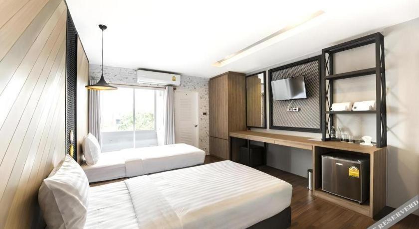 The Circle Hotel Бурирам Екстериор снимка