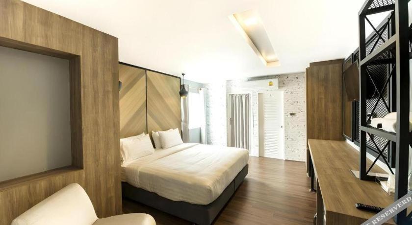 The Circle Hotel Бурирам Екстериор снимка