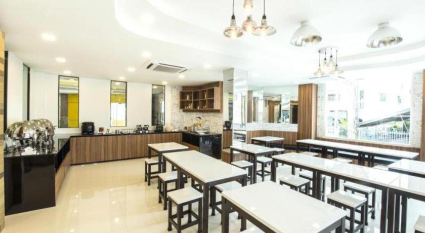 The Circle Hotel Бурирам Екстериор снимка