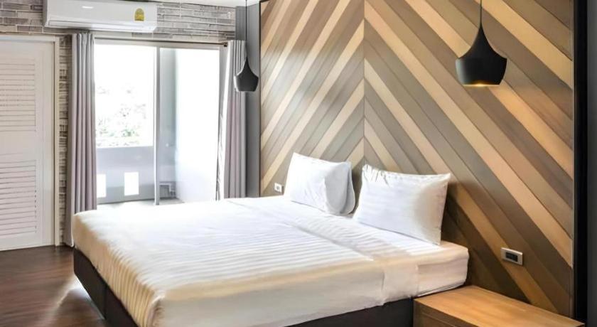 The Circle Hotel Бурирам Екстериор снимка