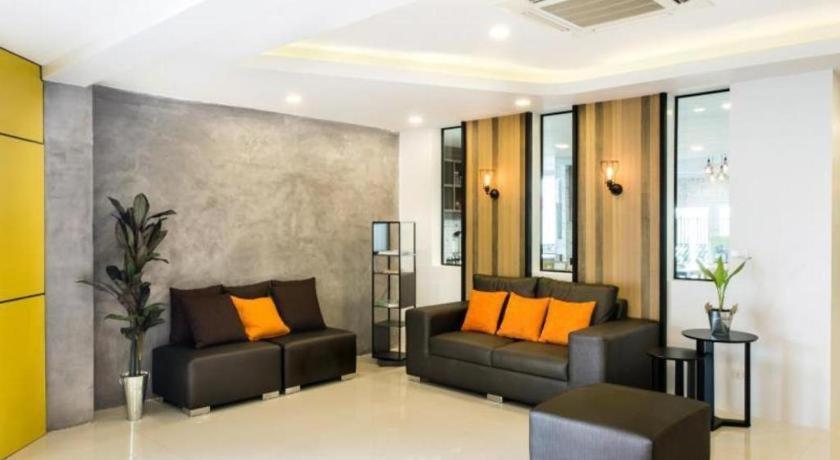 The Circle Hotel Бурирам Екстериор снимка
