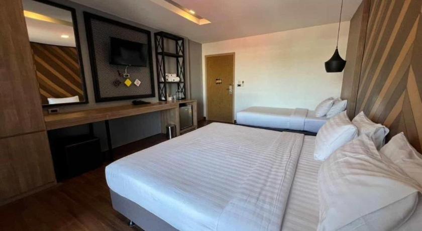 The Circle Hotel Бурирам Екстериор снимка