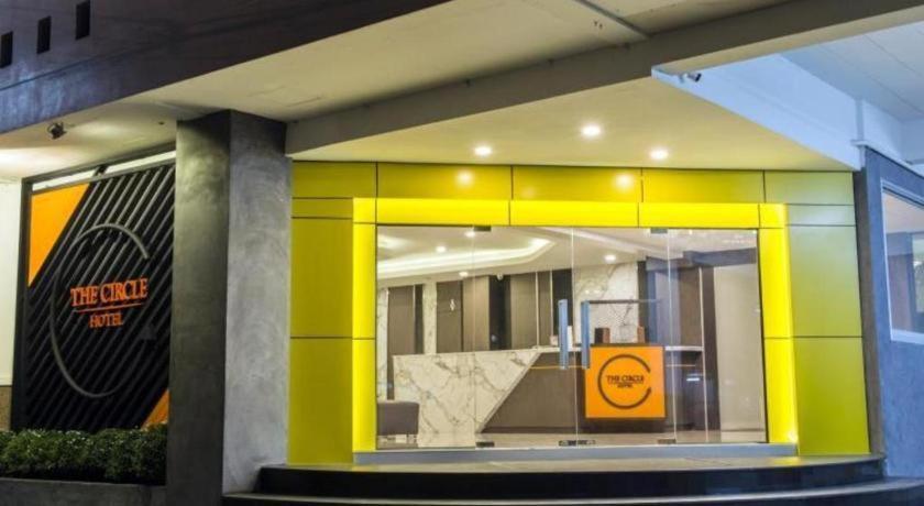 The Circle Hotel Бурирам Екстериор снимка