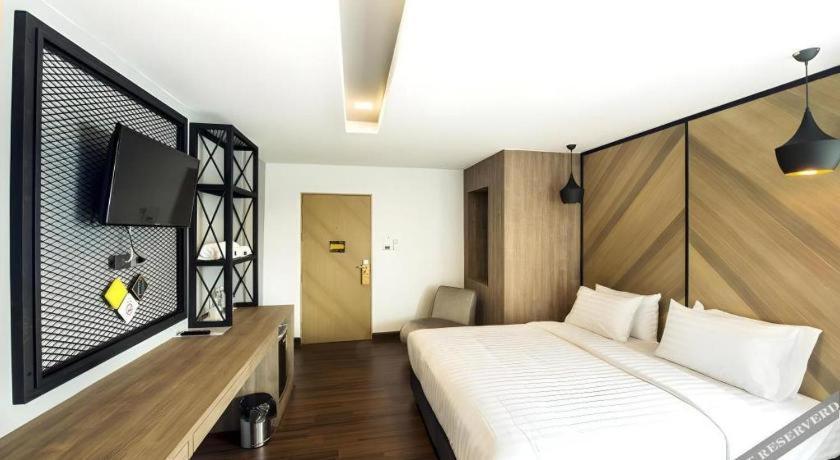 The Circle Hotel Бурирам Екстериор снимка