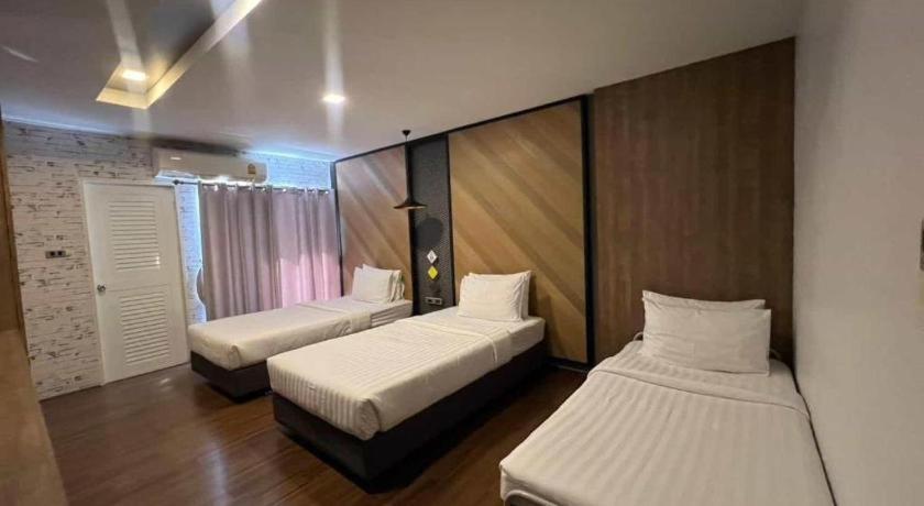 The Circle Hotel Бурирам Екстериор снимка