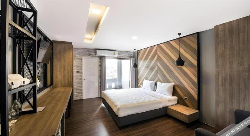 The Circle Hotel Бурирам Екстериор снимка