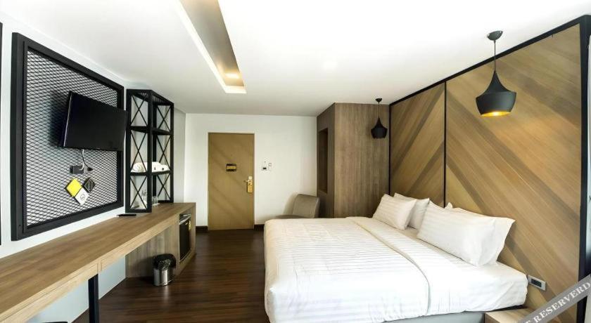 The Circle Hotel Бурирам Екстериор снимка