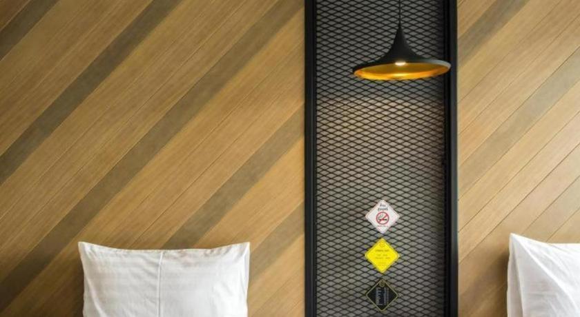 The Circle Hotel Бурирам Екстериор снимка