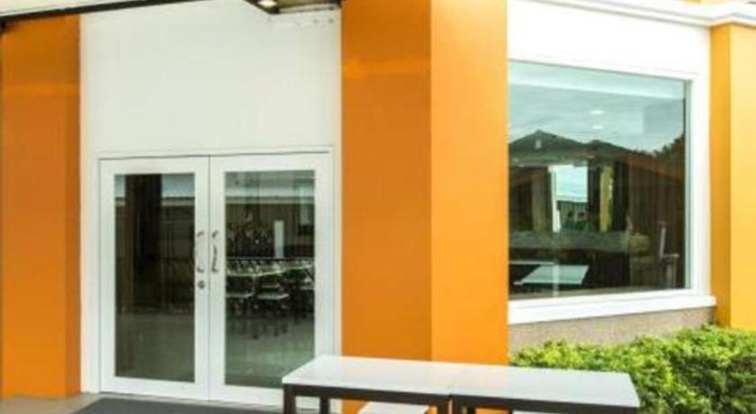 The Circle Hotel Бурирам Екстериор снимка